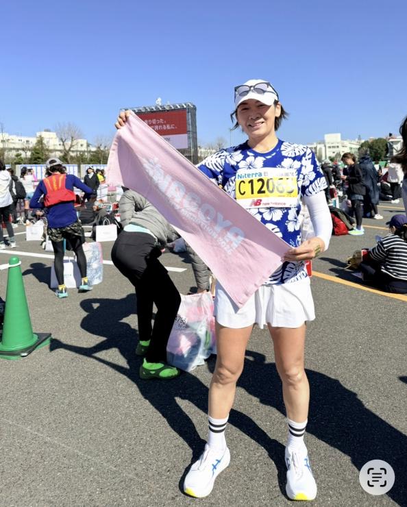 ゴールしたらタオル掲げて写真を撮ろう