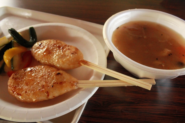 前年度開催のプレ大会でレース後に振舞われた料理１（五平餅）　※お振舞い内容が変わる場合があります